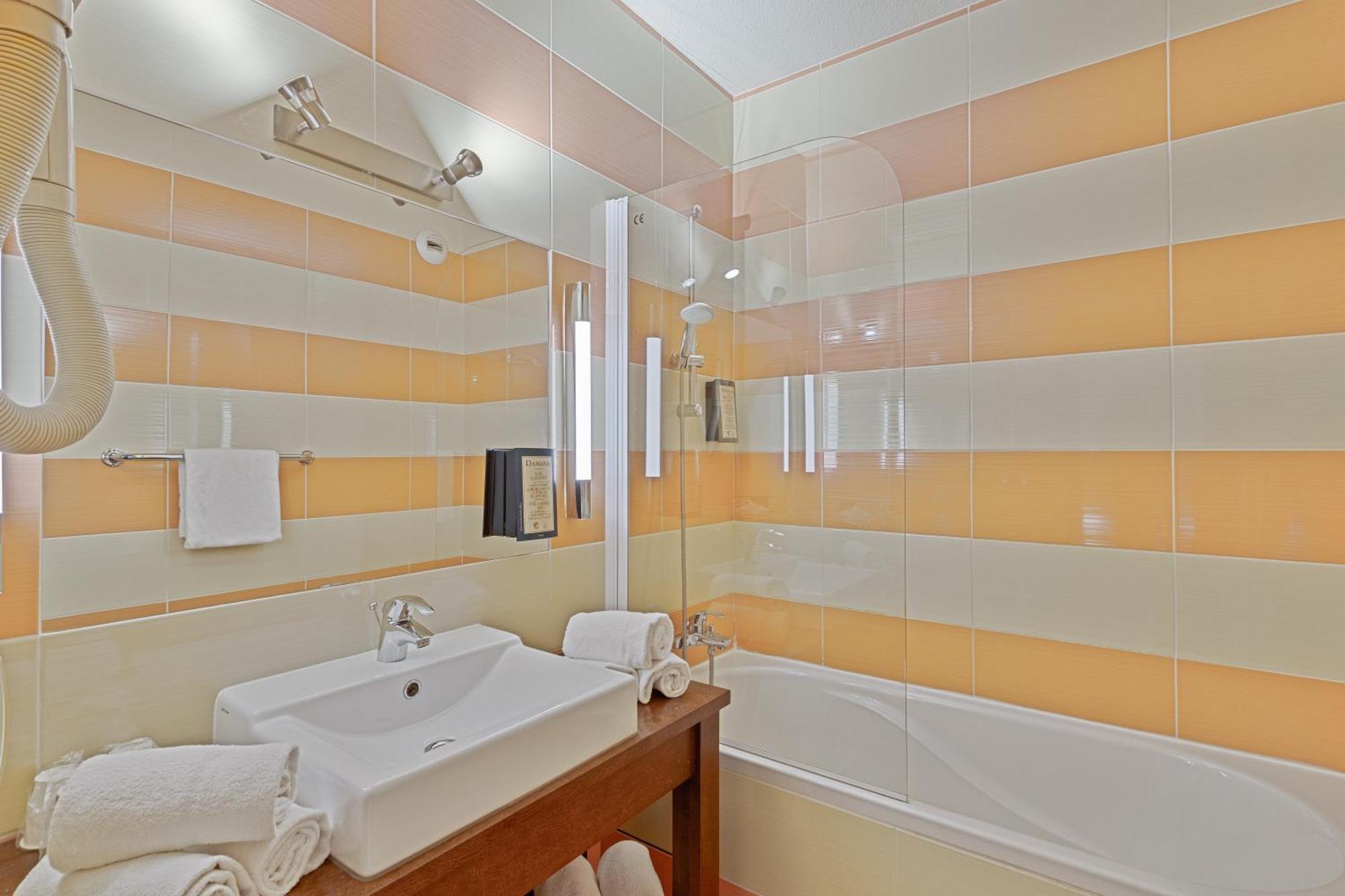 Hotel Provence Драгинян Екстериор снимка